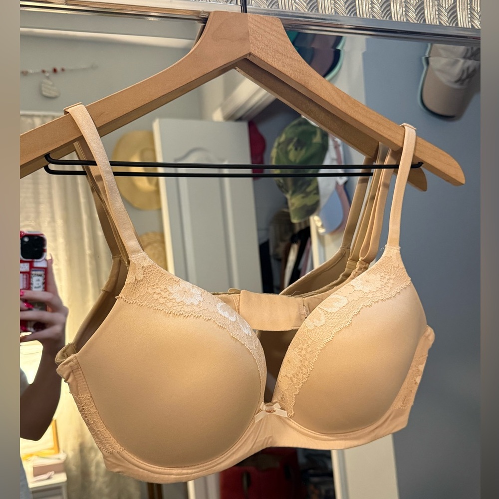 Victoria’s Secret Wireless Lace Trimmed Cream/Tan Bra - Picture 2 of 5